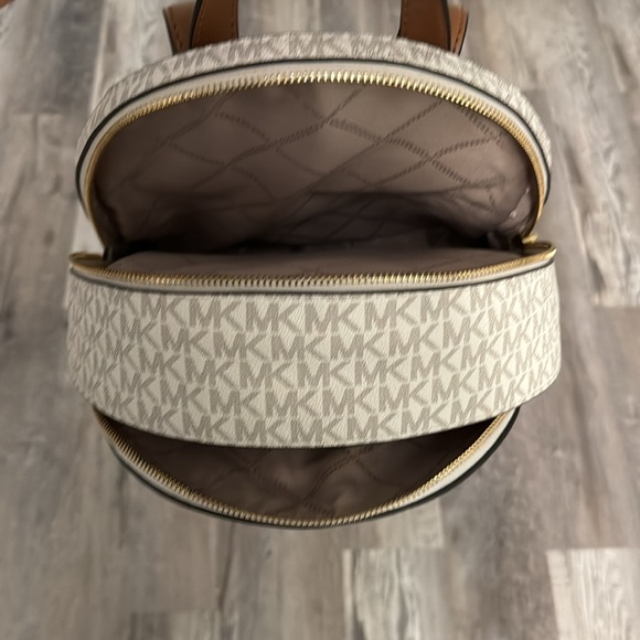 🌟 MICHAEL KORS SALLY BACKPACK AND TABLET CASE 🌟 FREE SHIPPING 🌟 - Picture 4 of 5